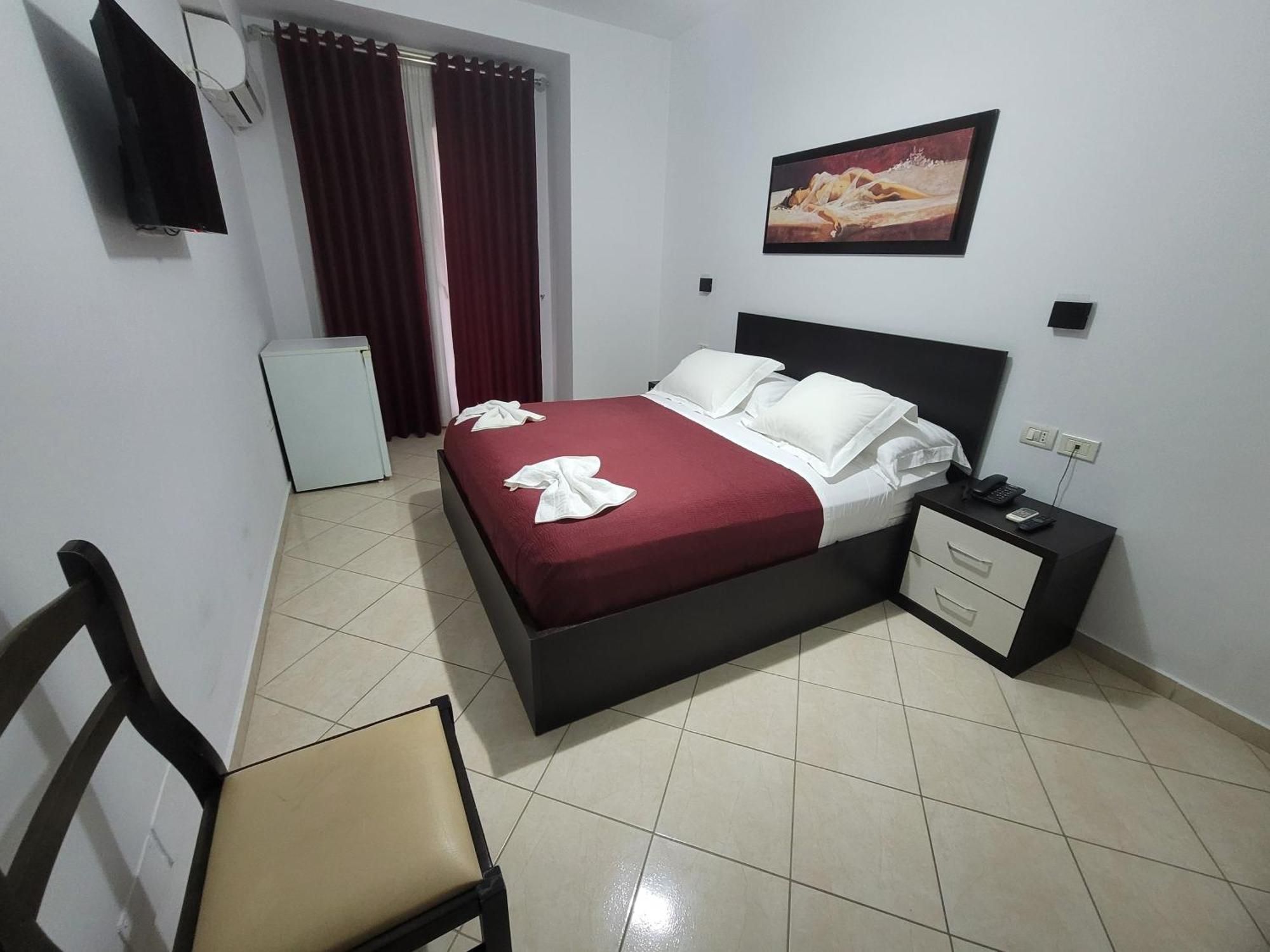 Haris Hotel Vlorë Esterno foto
