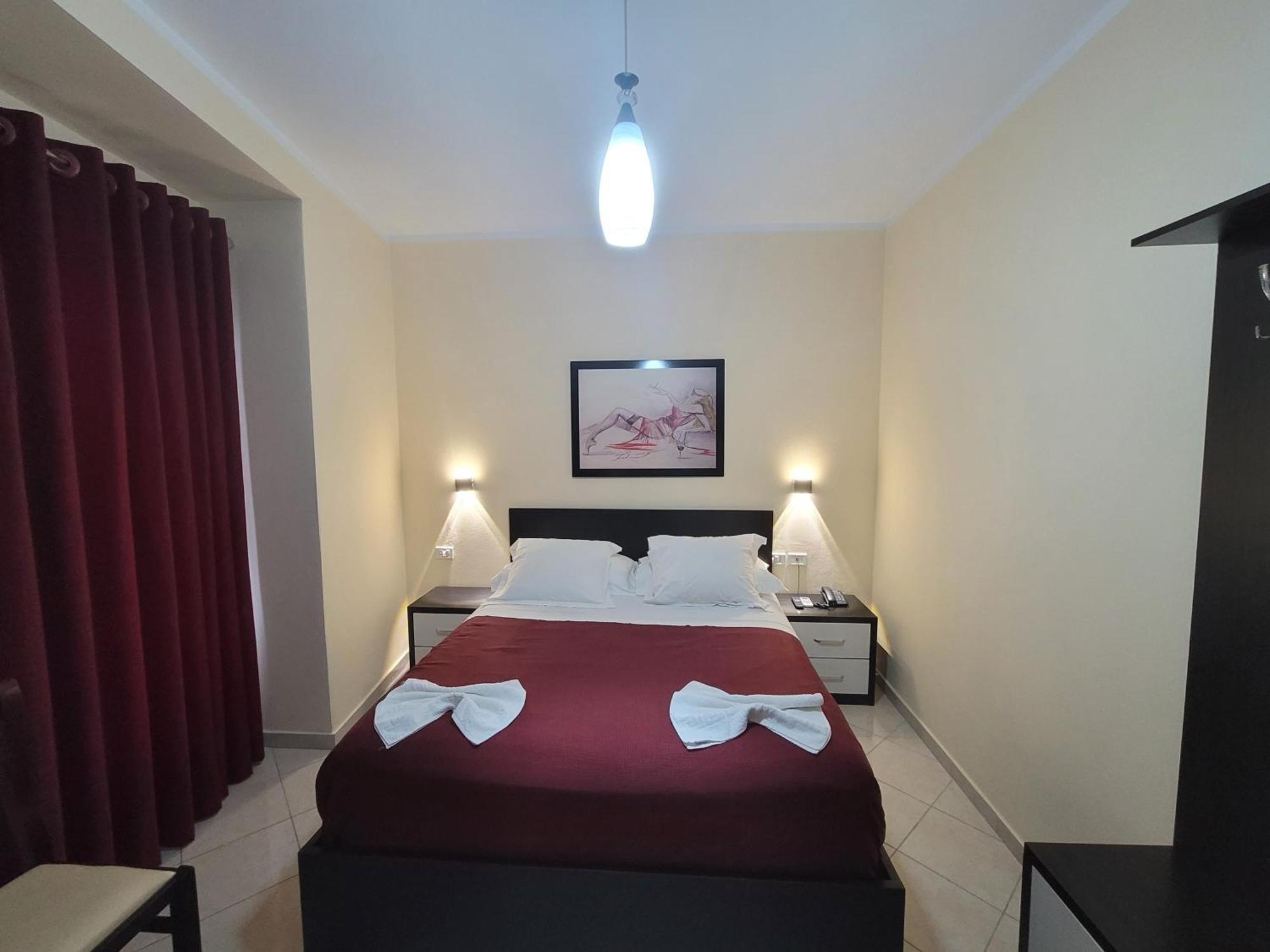 Haris Hotel Vlorë Esterno foto