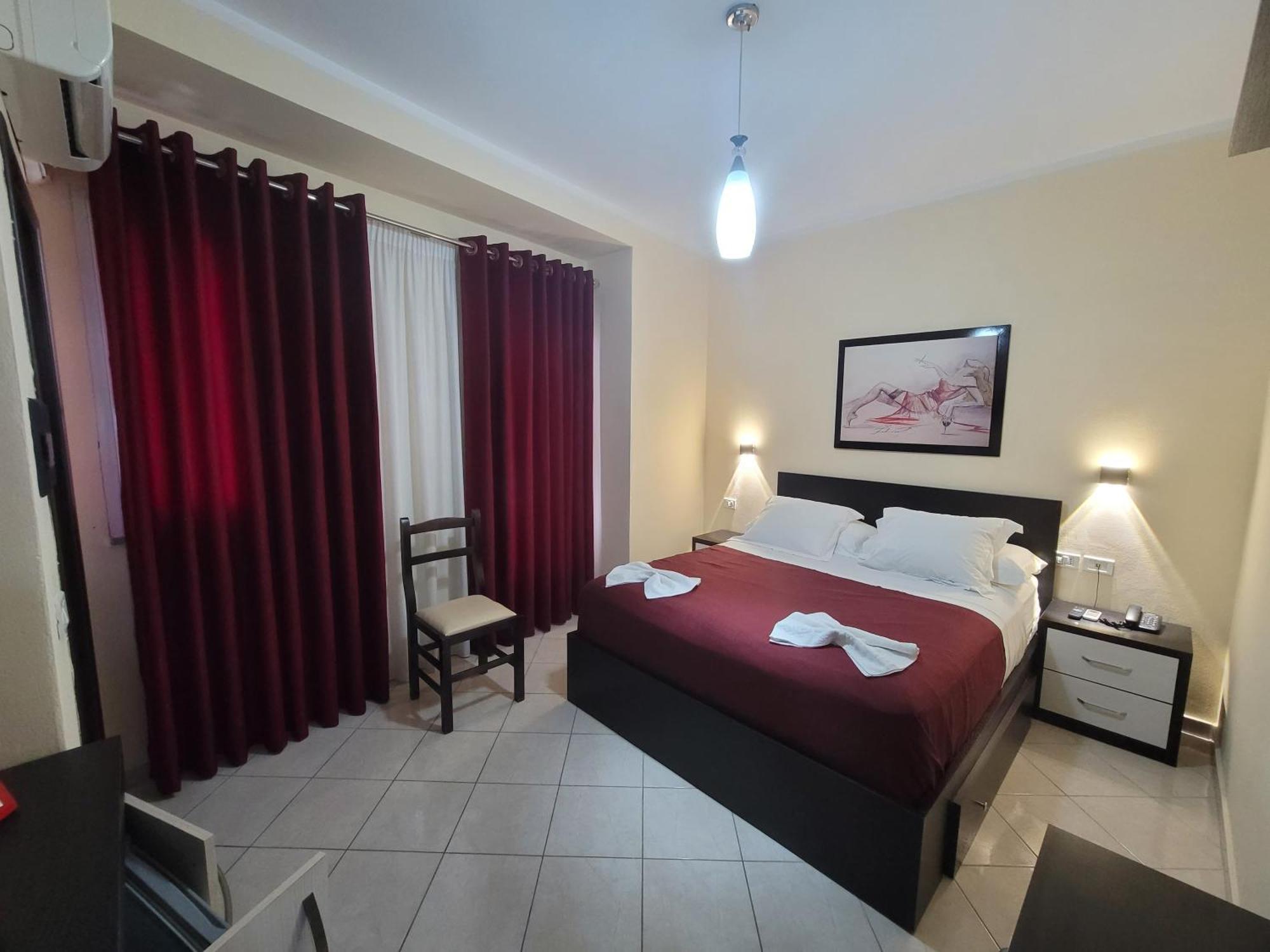 Haris Hotel Vlorë Esterno foto