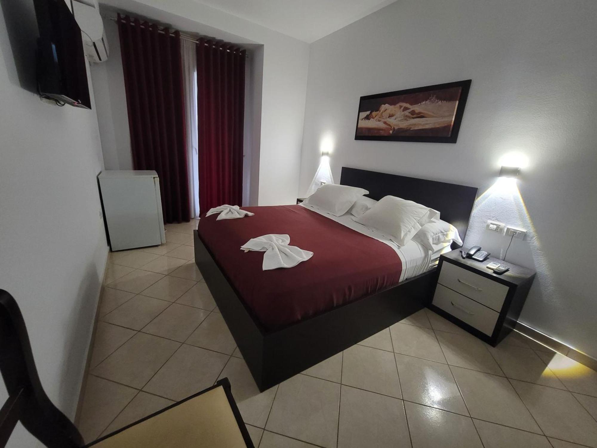 Haris Hotel Vlorë Esterno foto