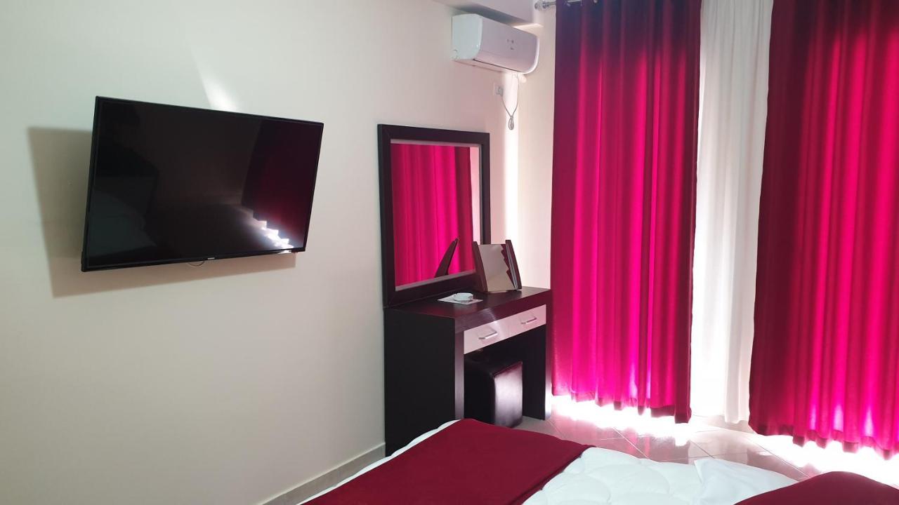 Haris Hotel Vlorë Esterno foto